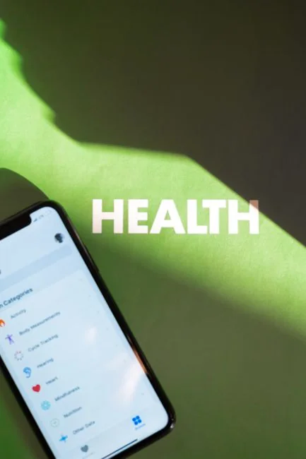 Un espace de travail contemporain mettant en avant un ordinateur portable, une tablette et des smartphones, parfait pour un usage technologique et freelance.
