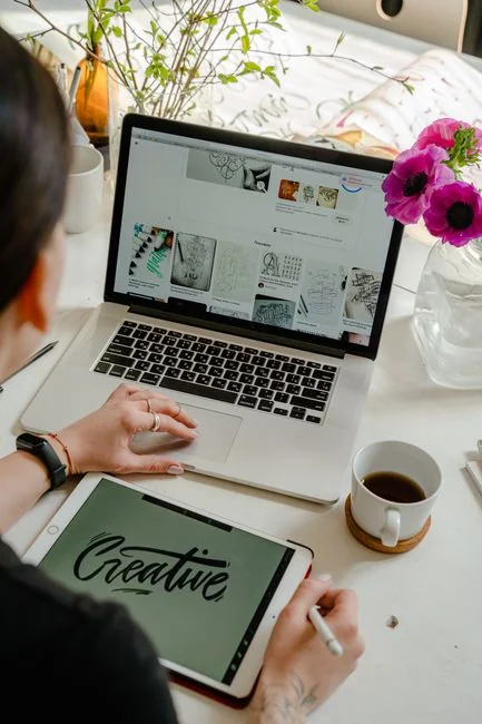 hero-img Un espace de travail dynamique avec un ordinateur portable, une tablette et une TV, baigné dans un éclairage coloré.